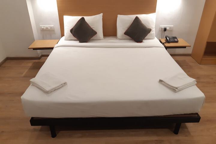 Room 4 of 9