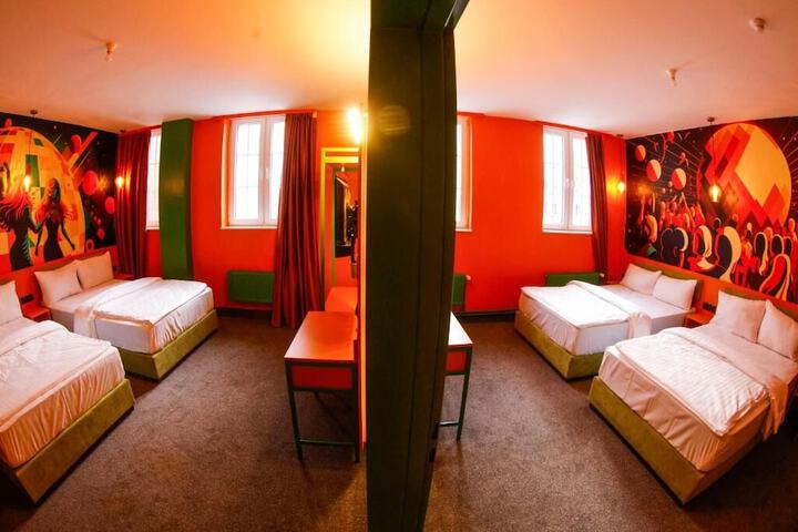Room 9 of 18