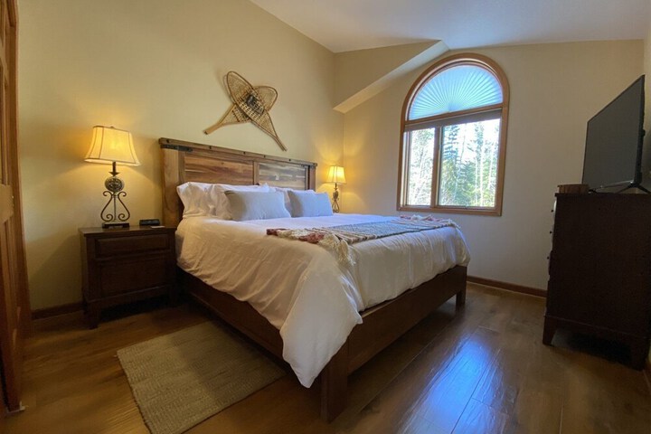 Room 4 of 28