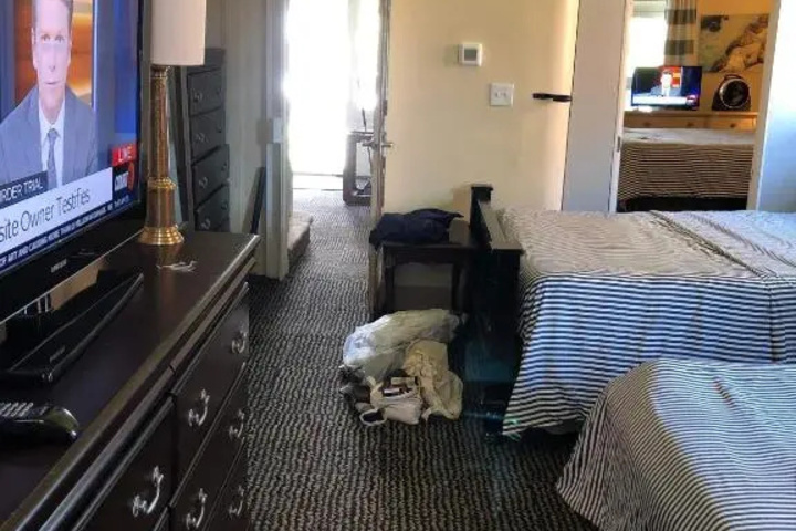 Room 6 of 9