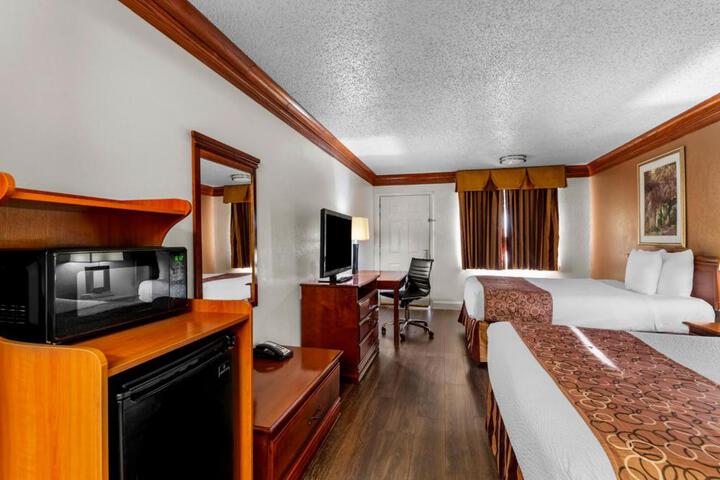 1 Queen Bed (5 of 12)