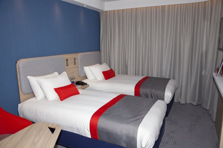Room 6 of 33