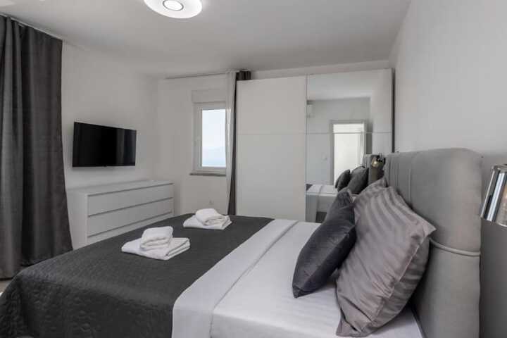Room 9 of 42