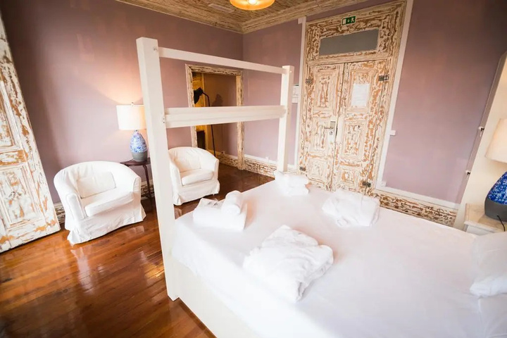 Room 6 of 13