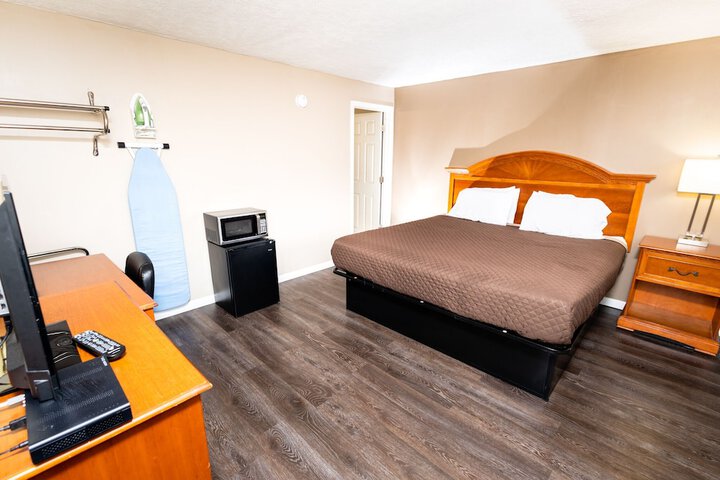 Basic Single Room 1 King Bed (4 of 4)