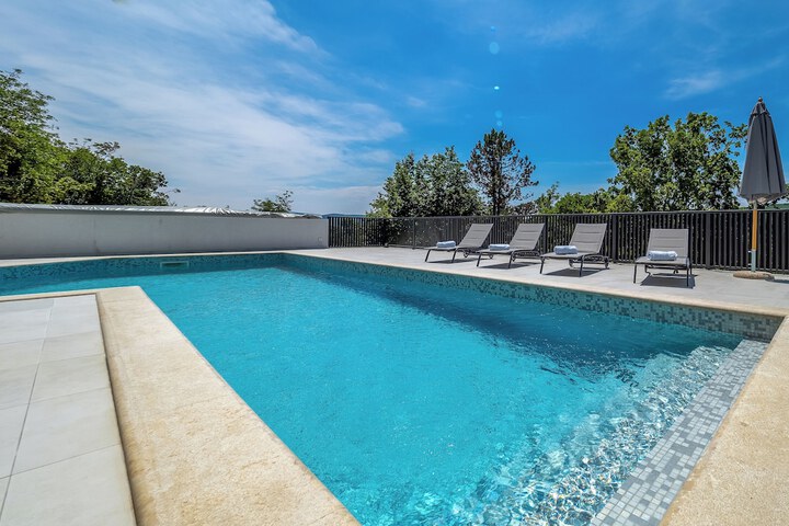 Pool 18 of 34