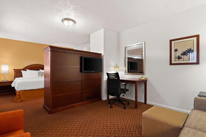 Suite 1 King Bed High Speed Internet Accessible Sofa Bed Refrigerator, Coffee Maker Full Breakfast (11 of 24)