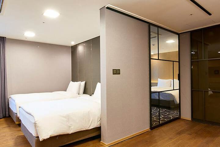 Room 30 of 48