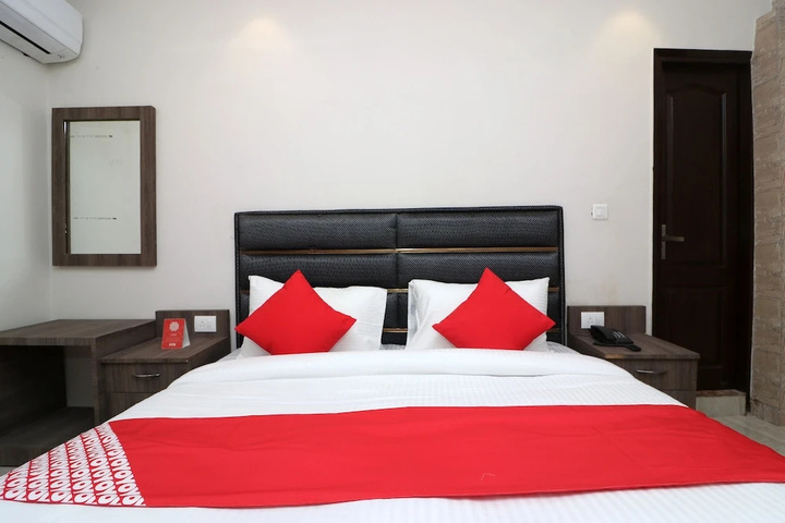 Room 4 of 9