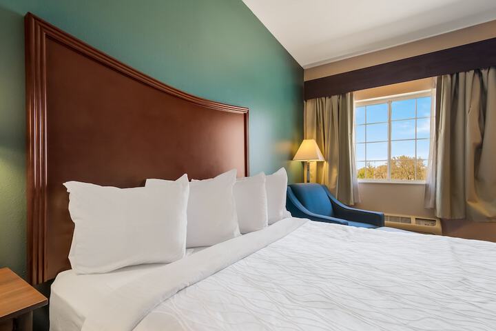 1 King Bed Bathtub Accessible (7 of 23)