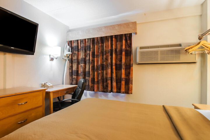 1 Queen Bed (12 of 14)