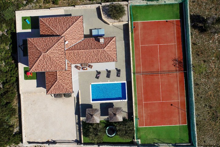 Pool 32 of 47