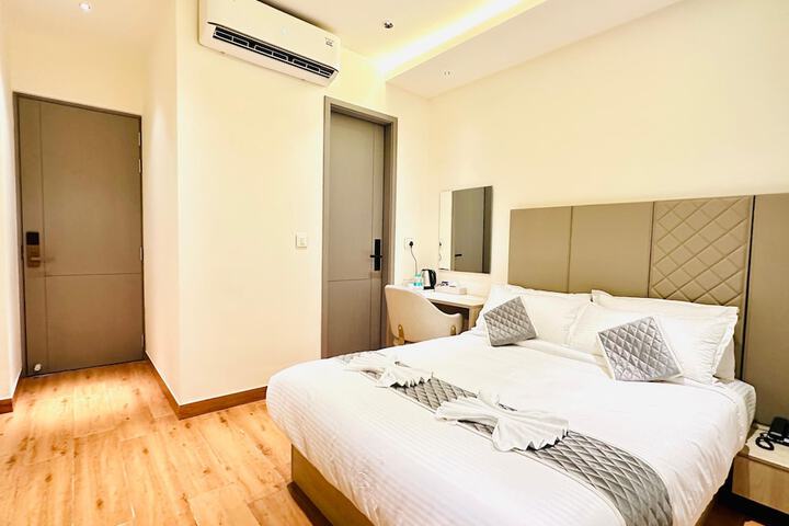 Room 4 of 9