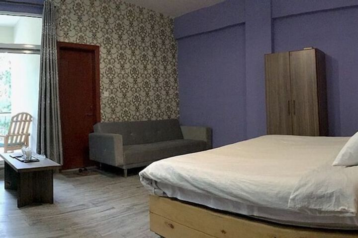 Room 17 of 33
