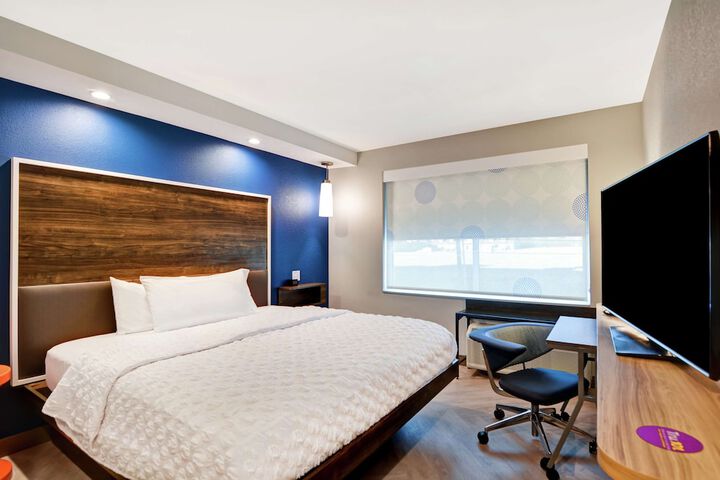 1 King Bed (5 of 7)