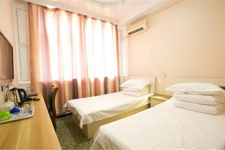 Room 7 of 18