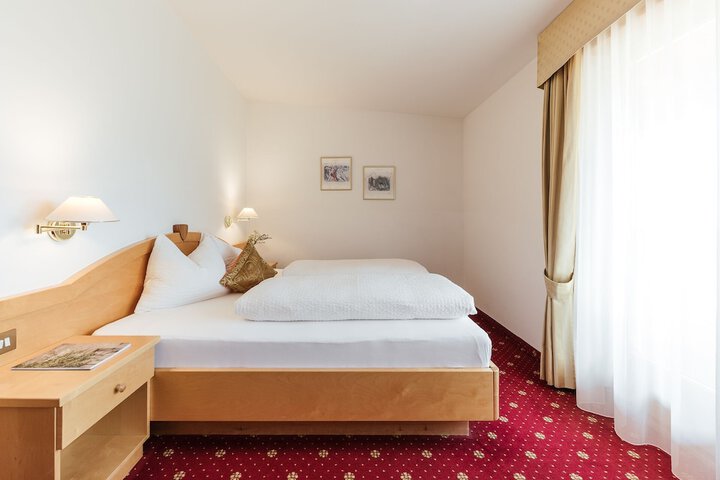 Room 4 of 16