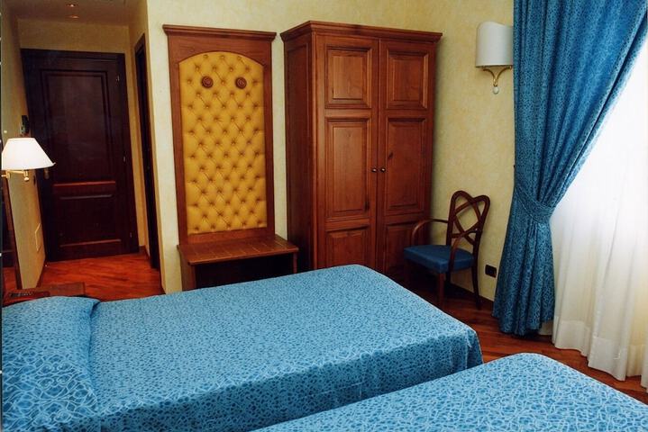 Room 12 of 33