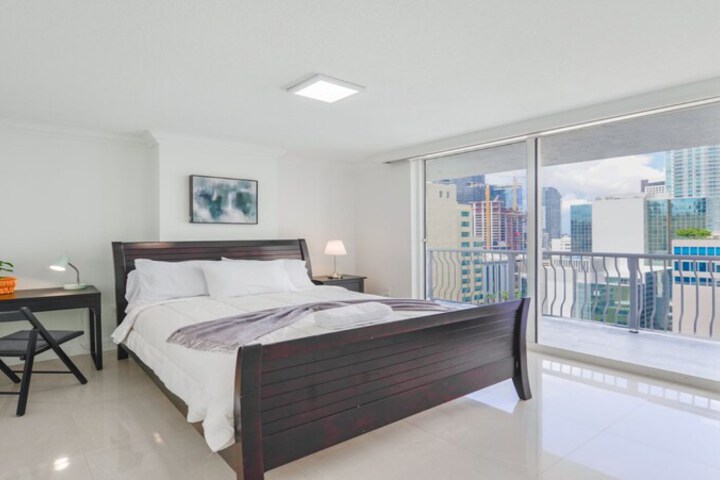 Room 32 of 177