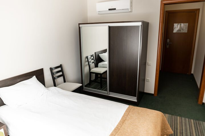 Room 9 of 72