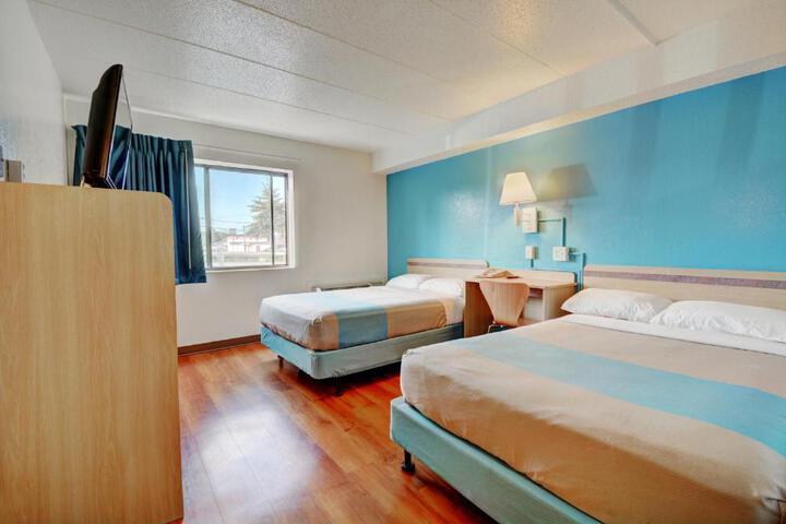 2 Queen Beds Micfridge