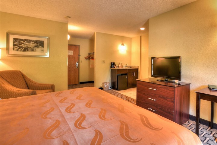 1 King Bed (5 of 11)
