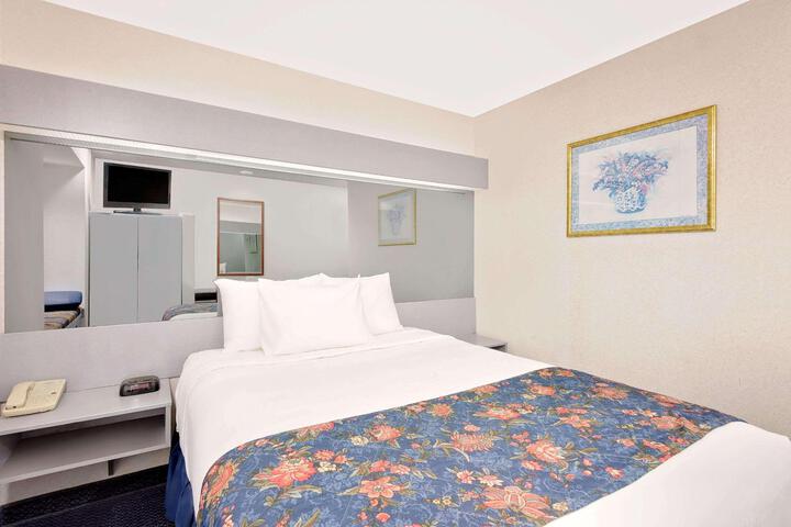 1 Queen Bed (21 of 22)