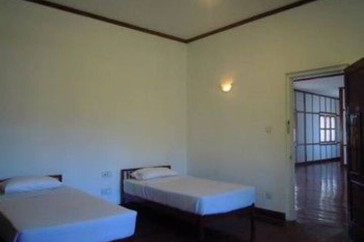 Room 10 of 33