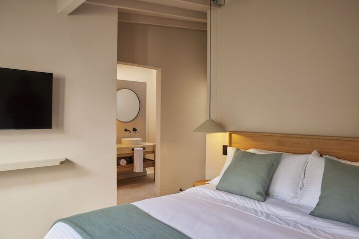 Room 6 of 73