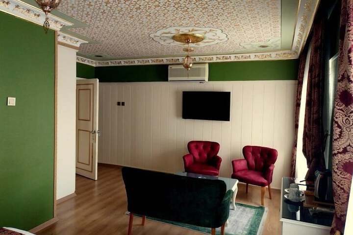 Room 8 of 33