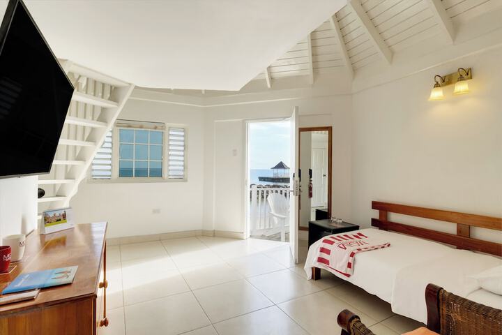 Room 34 of 141
