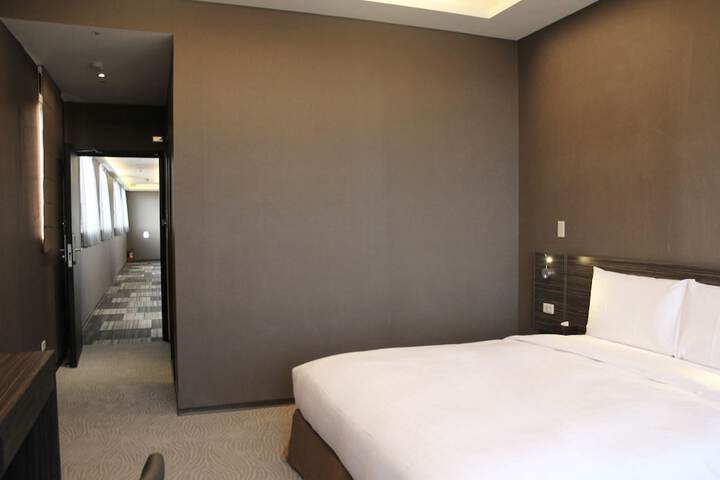 Room 9 of 37