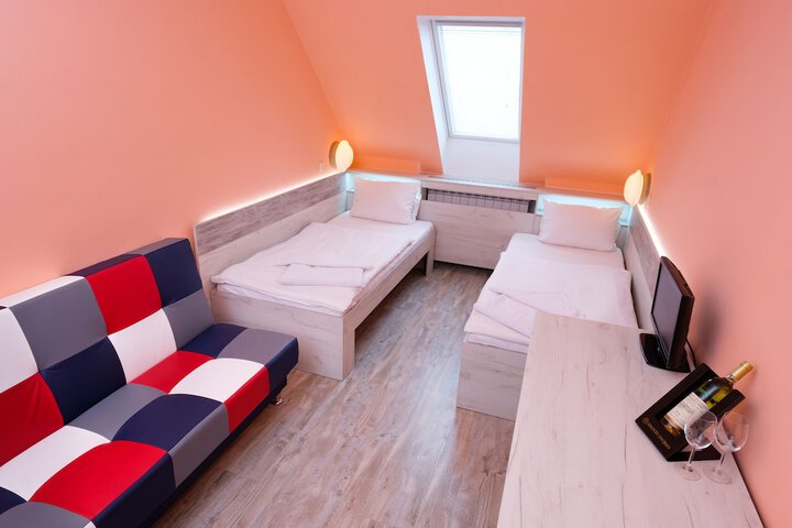 Room 12 of 99