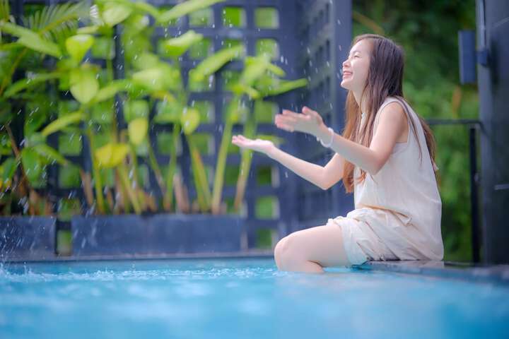 Pool 44 of 77