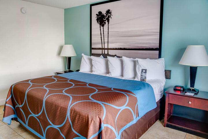 Deluxe King Bed (4 of 13)