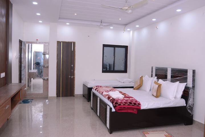 Room 10 of 16