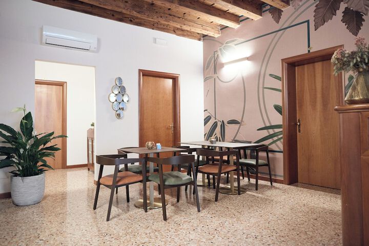 Room 17 of 33