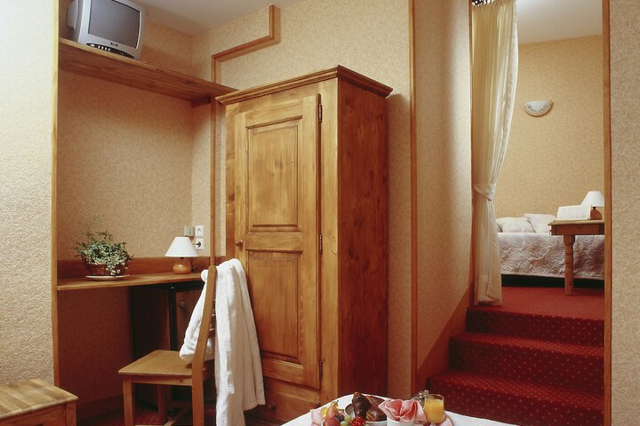 Room 4 of 42