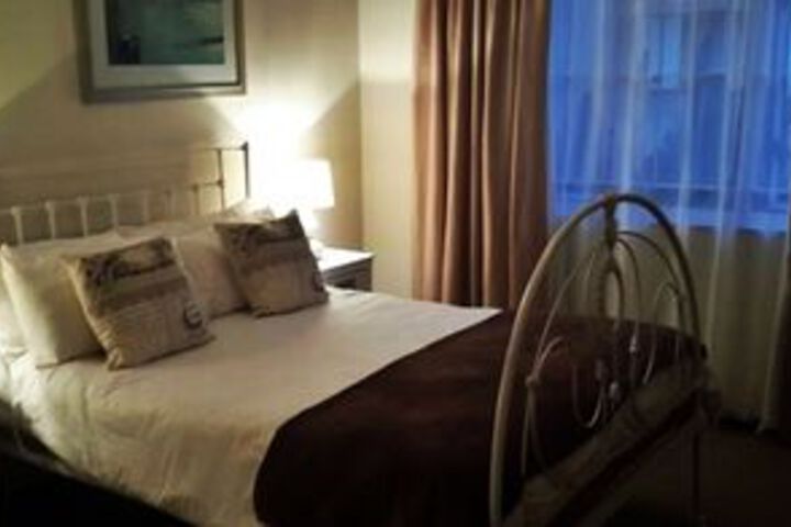 Room 4 of 10
