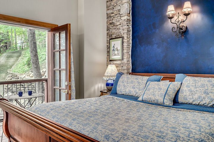 Snug Hug Queen Suite with Fireplace (32 of 131)