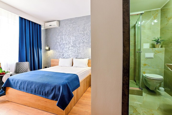 Room 4 of 8