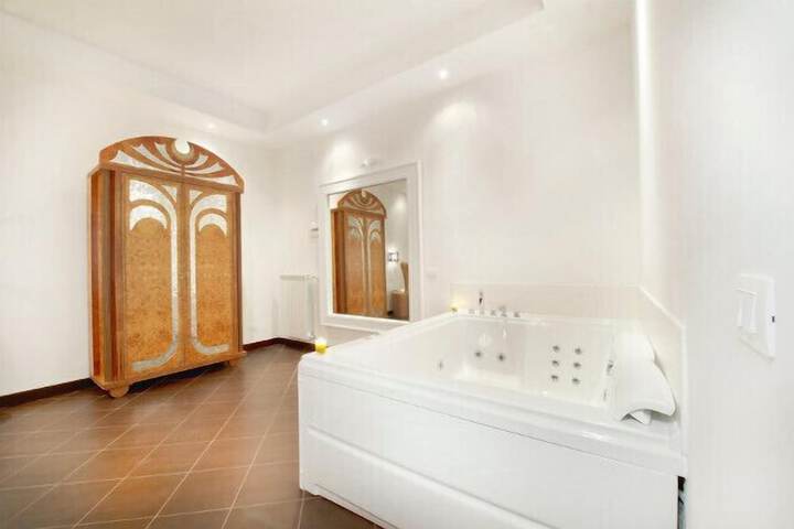 Jetted tub