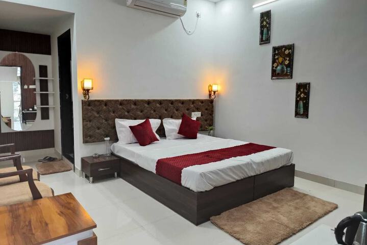 Room 6 of 13
