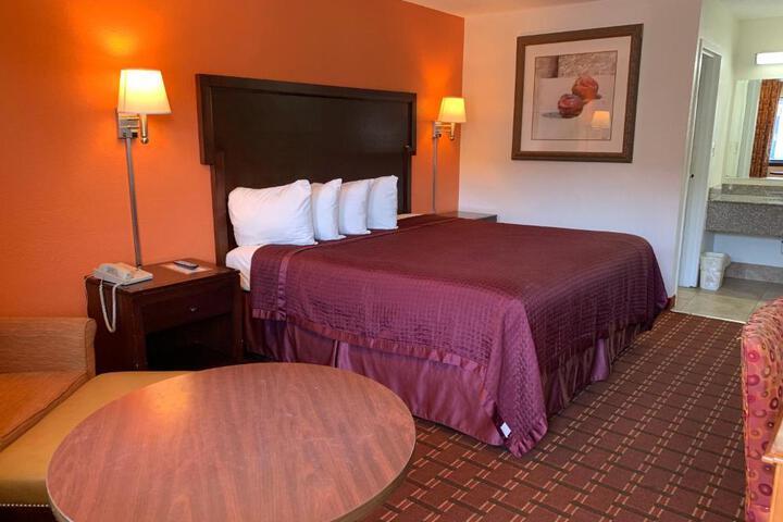 1 King Bed (8 of 8)