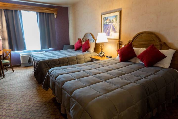 1 Queen Bed (3 of 4)