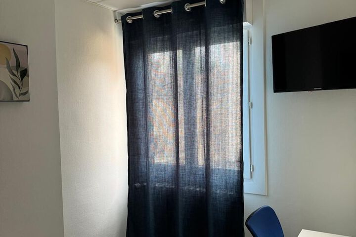 Room 9 of 12