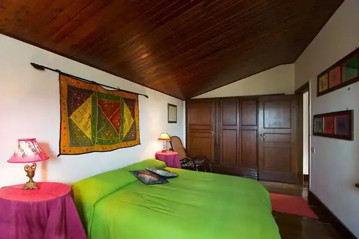Room 5 of 8
