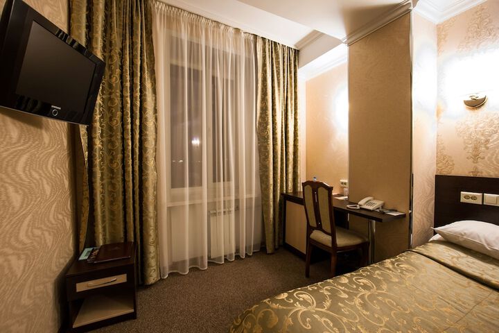 Room 8 of 90