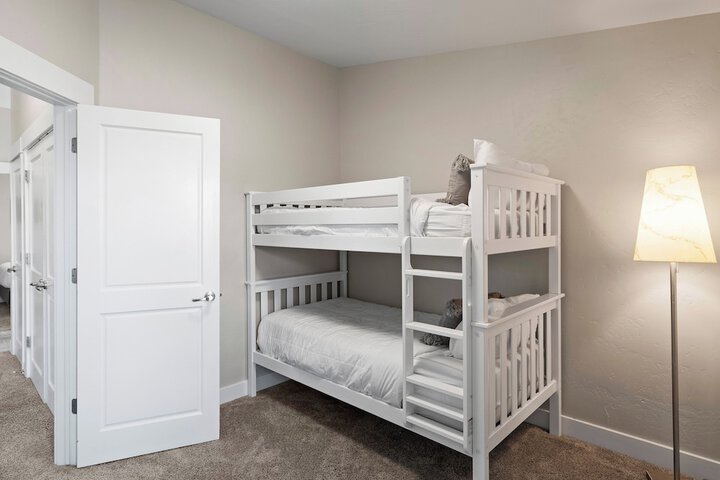 Room 16 of 142