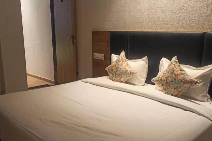 Room 4 of 13